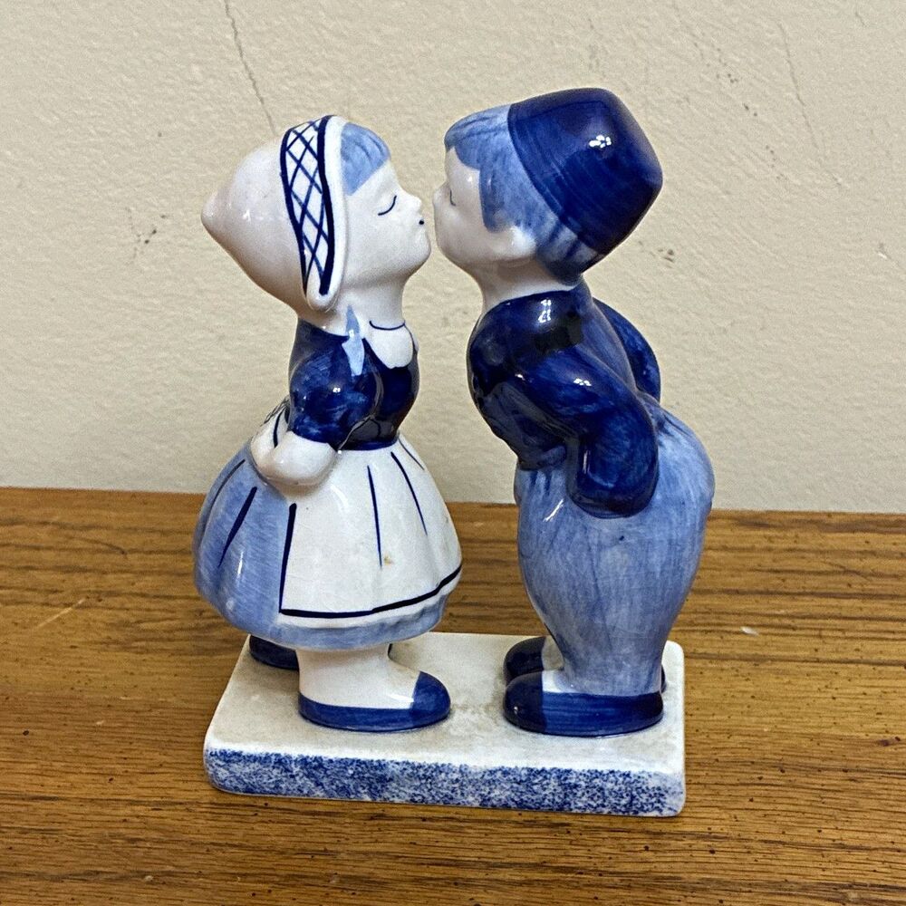 DAIC Hand Painted Delft Blue Dutch Couple Kissing Ceramic Figurine Glossy